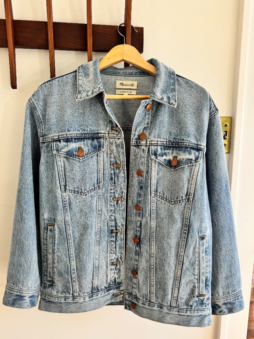 LIKE NEW MADEWELL OVERSIZED DENIM TRUCKER JACKET. SZ Small. Light Vintage Wash